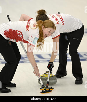 Silkeborg, Danimarca. Xix Mar, 2019. In Danimarca il team in azione durante il Round Robin curling match tra la Lettonia e la Danimarca nel mondo LGT donna Campionato di Curling 2019 in Silkeborg, Danimarca. Credito: Lars Moeller/ZUMA filo/Alamy Live News Foto Stock