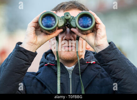 Frankenberg, Germania. Xix Mar, 2019. Michael Kretschmer (CDU), il primo ministro del Land di Sassonia, guarda attraverso il binocolo durante una visita a Panzergrenadierbrigade 37. Kretschmer ha visitato l'unità per scoprire le sue prestazioni e per parlare ai soldati. Credito: Robert Michael/dpa-Zentralbild/dpa/Alamy Live News Foto Stock