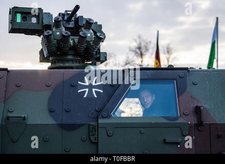 Frankenberg, Germania. Xix Mar, 2019. Michael Kretschmer (CDU), il primo ministro del Land di Sassonia, siede durante una visita del Panzergrenadierbrigade 37 in un veicolo di trasporto Dingo e guarda fuori dalla finestra. Kretschmer ha visitato l'unità per scoprire le sue prestazioni e per parlare ai soldati. Credito: Robert Michael/dpa-Zentralbild/dpa/Alamy Live News Foto Stock