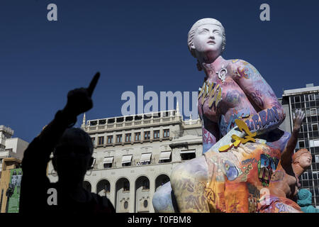 Valencia, Valencia, Spagna. 16 Mar, 2019. Principali falla del Ayuntamiento de Valencia visto durante la celebrazione.Fallas sono gigantesche strutture di cartone, legno e poliespan che saranno bruciate sulle strade di Valencia il 19 marzo 2019 come un omaggio a San Giuseppe, patrono dei falegnami' Guild. Credito: Guillermo Gutierrez SOPA/images/ZUMA filo/Alamy Live News Foto Stock