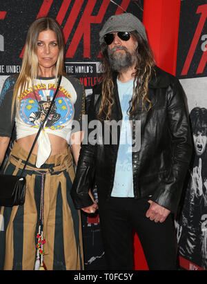 Hollywood, Stati Uniti d'America. Xviii Mar, 2019. 18 Marzo 2019 - Hollywood, California - Sheri Moon Zombie, Rob Zombie. Netflix è ''Lo sporco'' Premiere Mondiale tenutosi presso il Teatro di Lupo al ArcLight Cinema Glossari Affini Dome. Photo credit: Faye Sadou/AdMedia Credito: Faye Sadou/AdMedia/ZUMA filo/Alamy Live News Foto Stock