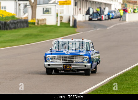 Goodwood, West Sussex, Regno Unito. 19 mar 2019. I veterani e le loro famiglie goduto di giri a velocità intorno alla sede storica per entrambi a due e a quattro ruote motorsport Goodwood Circuito motorino di strega è stato ufficialmente aperto nel settembre 1948. Credito: Clifford Norton/Alamy Live News Foto Stock