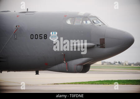 RAF Fairford, Gloucestershire, UK. Xix Marzo 2019. RAF Fairford accoglie un bombardiere Task Force della distribuzione di sei Boeing B-52H Stratofortress aeromobile a RAF Fairford dalla seconda bomba ala in Louisiana, Stati Uniti d'America - il più grande spiegamento di B-52s per il Regno Unito in quanto l'Operazione Iraqi Freedom nel 2003. Questi B-52H aerei sono stati costruito nel 1960/1961 sono ormai quasi 60 anni. Il velivolo eseguirà la formazione sortite al di sopra del Mar Baltico, Europa Centrale, il Mediterraneo orientale e il Marocco. Credito: Steven Maggio/Alamy Live News Foto Stock