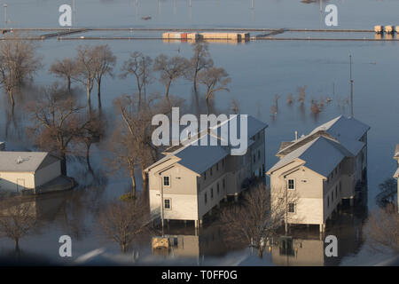 Ashland, Stati Uniti d'America. Xvii Mar, 2019. Vista aerea di inondazione in guardia nazionale Camp Ashland dopo l'argine del fiume Platte è stato lavato fuori Marzo 17, 2019 Ashland, Nebraska. Centro storico Le inondazioni causate dalla rapida fusione di nevicata record sweep attraverso le comunità rurali nel Nebraska e Iowa uccidendo almeno quattro persone nelle pianure e Midwest. Credito: Planetpix/Alamy Live News Foto Stock