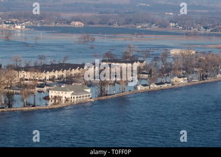 Ashland, Stati Uniti d'America. Xix Mar, 2019. Vista aerea di inondazione in guardia nazionale Camp Ashland dopo l'argine del fiume Platte è stato lavato fuori Marzo 17, 2019 Ashland, Nebraska. Centro storico Le inondazioni causate dalla rapida fusione di nevicata record sweep attraverso le comunità rurali nel Nebraska e Iowa uccidendo almeno quattro persone nelle pianure e Midwest. Credito: Planetpix/Alamy Live News Foto Stock