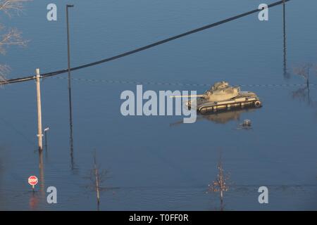 Ashland, Stati Uniti d'America. Xix Mar, 2019. Vista aerea di inondazione in guardia nazionale Camp Ashland dopo l'argine del fiume Platte è stato lavato fuori Marzo 17, 2019 Ashland, Nebraska. Centro storico Le inondazioni causate dalla rapida fusione di nevicata record sweep attraverso le comunità rurali nel Nebraska e Iowa uccidendo almeno quattro persone nelle pianure e Midwest. Credito: Planetpix/Alamy Live News Foto Stock