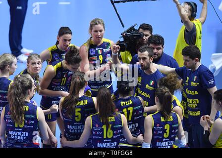 Istanbul, Turchia. Xix Mar, 2019. Daniele Santarelli (C), head coach della Imoco Volley Conegliano gesti durante la quarterfinal match di 2019 CEV Volleyball Champions League tra Imoco Volley Conegliano di Italia e Eczacibasi Vitra Istanbul della Turchia a Istanbul, Turchia, il 19 marzo 2019. Credito: Xu Suhui/Xinhua/Alamy Live News Foto Stock