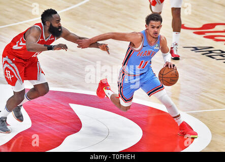 Atlanta, GA, Stati Uniti d'America. 20 Mar, 2019. Atlanta Hawks guard trae i giovani (11) corre passato Houston Rockets guard James Harden (sinistra) durante il quarto trimestre di un basket della NBA Game al membro Agriturismo Arena di Atlanta, GA. Austin McAfee/CSM/Alamy Live News Foto Stock