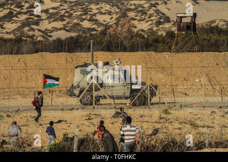 Marzo 19, 2019 - Gaza, Palestina, 19 marzo 2019. Un numero di palestinesi sono ferito da israeliani fuoco vivo e gas lacrimogeni durante scontri a nord di Beit Lahia nel nord della Striscia di Gaza, vicino il Gaza-Israel recinzione marittima. Centinaia di palestinesi sono state tenendo il venticinquesimo protesta contro il popolo israeliano blocco navale e l assedio a Gaza, con alcuni manifestanti che lanciano pietre verso il recinto e secondo alla striscia di Gaza del Ministero della sanità almeno 20 manifestanti sono stati feriti da proiettili sparati da soldati israeliani si trova sull'altro lato della recinzione. Durante la protesta, che è stato organizzato da Foto Stock