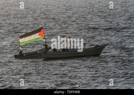 Marzo 19, 2019 - Gaza, Palestina, 19 marzo 2019. Un numero di palestinesi sono ferito da israeliani fuoco vivo e gas lacrimogeni durante scontri a nord di Beit Lahia nel nord della Striscia di Gaza, vicino il Gaza-Israel recinzione marittima. Centinaia di palestinesi sono state tenendo il venticinquesimo protesta contro il popolo israeliano blocco navale e l assedio a Gaza, con alcuni manifestanti che lanciano pietre verso il recinto e secondo alla striscia di Gaza del Ministero della sanità almeno 20 manifestanti sono stati feriti da proiettili sparati da soldati israeliani si trova sull'altro lato della recinzione. Durante la protesta, che è stato organizzato da Foto Stock