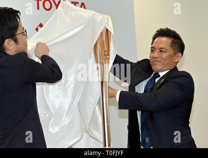 Tokyo, Giappone. 20 Mar, 2019. Tadahiro Nomura, tre-time Olympic Champion judo, mostra la torcia olimpica a Tokyo il mercoledì 20 marzo, 2019. La torcia, recanti il motivo di un fiore di ciliegio, laccati. fiore nazionale, sarà utilizzato durante il Tokyo 2020 torcia Olimpica. (Foto di Natsuki Sakai/AFLO) AYF -mis- Credito: Aflo Co. Ltd./Alamy Live News Foto Stock