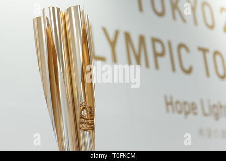 Tokyo, Giappone. 20 Mar, 2019. La Tokyo 2020 torcia olimpica è svelato nel corso di una conferenza stampa. La torcia a forma di fiore di ciliegio fiore sarà utilizzato per raffigurante la torcia relè. La fiamma olimpica è programmato per arrivare dalla Grecia in Giappone il 20 marzo 2020. Credito: Rodrigo Reyes Marin/ZUMA filo/Alamy Live News Foto Stock