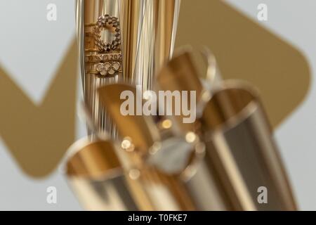 Tokyo, Giappone. 20 Mar, 2019. La Tokyo 2020 torcia olimpica è svelato nel corso di una conferenza stampa. La torcia a forma di fiore di ciliegio fiore sarà utilizzato per raffigurante la torcia relè. La fiamma olimpica è programmato per arrivare dalla Grecia in Giappone il 20 marzo 2020. Credito: Rodrigo Reyes Marin/ZUMA filo/Alamy Live News Foto Stock