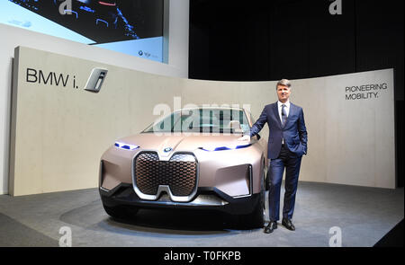 Il 20 marzo 2019, il Land della Baviera, München: Harald Krüger, presidente del consiglio di amministrazione di BMW AG, sorge di fronte la visione iNext concept car alla conferenza stampa annuale del produttore di automobili BMW. Nonostante la BMW ha venduto più vetture lo scorso anno ha fatto ancora significativamente meno profitti rispetto all'anno precedente. Foto: Tobias Hase/dpa Foto Stock