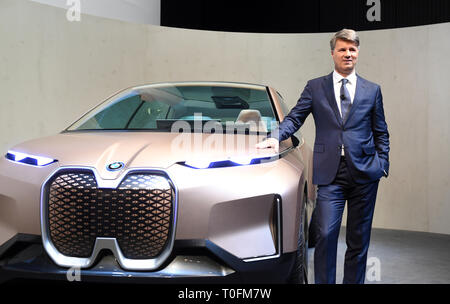 Monaco di Baviera, Germania. 20 Mar, 2019. Harald Krüger, presidente del consiglio di amministrazione di BMW AG, sorge di fronte la visione iNext concept car alla conferenza stampa annuale del produttore di automobili BMW. Nonostante la BMW ha venduto più vetture lo scorso anno ha fatto ancora significativamente meno profitti rispetto all'anno precedente. Foto: Tobias Hase/dpa Credito: dpa picture alliance/Alamy Live News Foto Stock