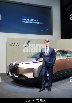 Monaco di Baviera, Germania. 20 Mar, 2019. Harald Krüger, presidente del consiglio di amministrazione di BMW AG, sorge di fronte la visione iNext concept car alla conferenza stampa annuale del produttore di automobili BMW. Nonostante la BMW ha venduto più vetture lo scorso anno ha fatto ancora significativamente meno profitti rispetto all'anno precedente. Foto: Tobias Hase/dpa Credito: dpa picture alliance/Alamy Live News Foto Stock