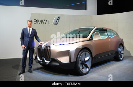 Monaco di Baviera, Germania. 20 Mar, 2019. Harald Krüger, presidente del consiglio di amministrazione di BMW AG, sorge di fronte la visione iNext concept car alla conferenza stampa annuale del produttore di automobili BMW. Nonostante la BMW ha venduto più vetture lo scorso anno ha fatto ancora significativamente meno profitti rispetto all'anno precedente. Foto: Tobias Hase/dpa Credito: dpa picture alliance/Alamy Live News Foto Stock