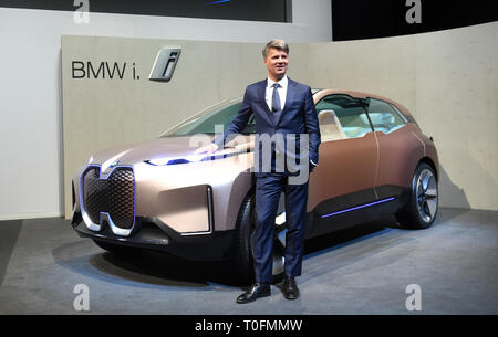 Monaco di Baviera, Germania. 20 Mar, 2019. Harald Krüger, presidente del consiglio di amministrazione di BMW AG, sorge di fronte la visione iNext concept car alla conferenza stampa annuale del produttore di automobili BMW. Nonostante la BMW ha venduto più vetture lo scorso anno ha fatto ancora significativamente meno profitti rispetto all'anno precedente. Foto: Tobias Hase/dpa Credito: dpa picture alliance/Alamy Live News Foto Stock