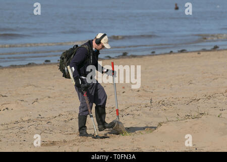 Crosby, Merseyside. Xx marzo, 2019. Più successo dopo una tempesta, locale beachcombers decapare il litorale per disturbato tesoro su un nebuloso calda giornata di primavera per il rilevamento di metallo lungo la costa. Alla ricerca del tesoro, attrezzature, scoperta, storia, sensore, avventura, impianto elettrico, ricerca, rilevare, la ricerca di oggetti smarriti. azienda strumento di rilevamento. Credito: MWI/AlamyLiveNews Foto Stock