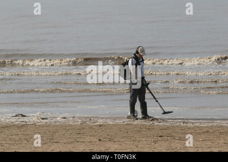 Crosby, Merseyside. Xx marzo, 2019. Più successo dopo una tempesta, locale beachcombers decapare il litorale per disturbato tesoro su un nebuloso calda giornata di primavera per il rilevamento di metallo lungo la costa. Alla ricerca del tesoro, attrezzature, scoperta, storia, sensore, avventura, impianto elettrico, ricerca, rilevare, la ricerca di oggetti smarriti. azienda strumento di rilevamento. Credito: MWI/AlamyLiveNews Foto Stock