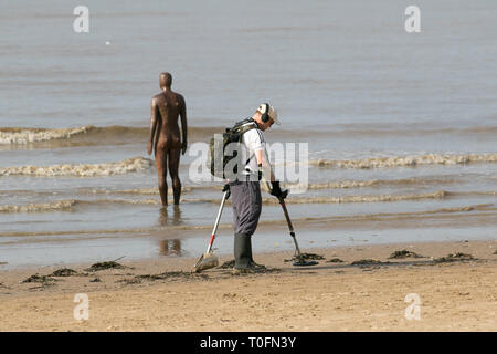 Crosby, Merseyside. Xx marzo, 2019. Più successo dopo una tempesta, locale beachcombers decapare il litorale per disturbato tesoro su un nebuloso calda giornata di primavera per il rilevamento di metallo lungo la costa. Alla ricerca del tesoro, attrezzature, scoperta, storia, sensore, avventura, impianto elettrico, ricerca, rilevare, la ricerca di oggetti smarriti. azienda strumento di rilevamento. Credito: MWI/AlamyLiveNews Foto Stock