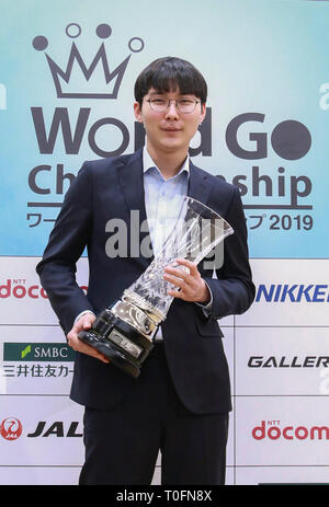 Tokyo, Giappone. 20 Mar, 2019. Park Jeong Hwan della Corea del Sud assiste alla cerimonia di premiazione al mondo andare Campionato 2019 a Tokyo in Giappone, il 20 marzo 2019. Park Jeong Hwan ha vinto e rivendicato il titolo. Credito: Jiang Yucen/Xinhua/Alamy Live News Foto Stock