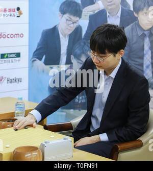 Tokyo, Giappone. 20 Mar, 2019. Park Jeong Hwan della Corea del Sud compete durante il match finale contro Ke Jie della Cina al mondo andare Campionato 2019 a Tokyo in Giappone, il 20 marzo 2019. Park Jeong Hwan ha vinto e rivendicato il titolo. Credito: Jiang Yucen/Xinhua/Alamy Live News Foto Stock