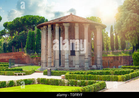 Tempio di Vesta di notte in Italia a Roma con la luce solare Foto Stock