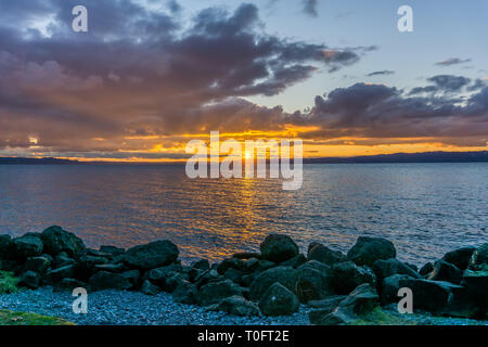 Il sole tramonta al di sopra del Puget Sound nello Stato di Washington. Foto Stock