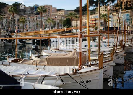 Il bellissimo porto a Port de Soller, Mallorca con vista del legno tradizionali barche da pesca Foto Stock
