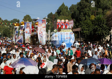 Gonder, Etiopia, febbraio 18 2015: locali prendere parte alla processione al Timkat festival, l'importante chiesa ortodossa etiope celebrazione di Epiphan Foto Stock