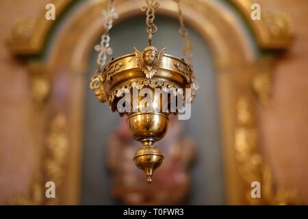 Close up di un turibolo cattolica bruciatore di incenso appeso in una Chiesa spagnola Foto Stock