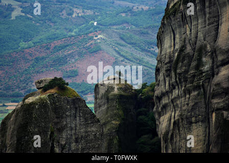 Meteora è una formazione rocciosa nella Grecia centrale che ospita uno dei più grandi e più precipitosamente costruiti complessi orientale di monasteri ortodossi. B Foto Stock