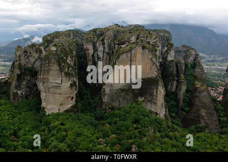 Meteora è una formazione rocciosa nella Grecia centrale che ospita uno dei più grandi e più precipitosamente costruiti complessi orientale di monasteri ortodossi. B Foto Stock