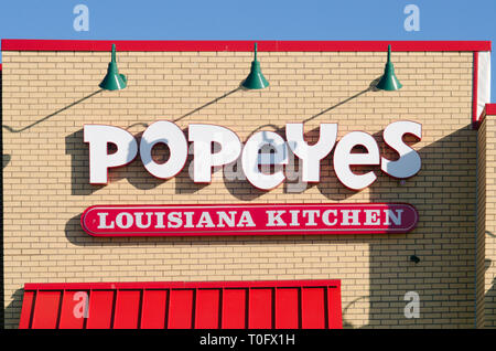 Esterno del Popeyes Louisiana ristorante Cucina con segno a New Bedford, nel Massachusetts, STATI UNITI D'AMERICA. Noi catena è noto per il pollo fritto Foto Stock
