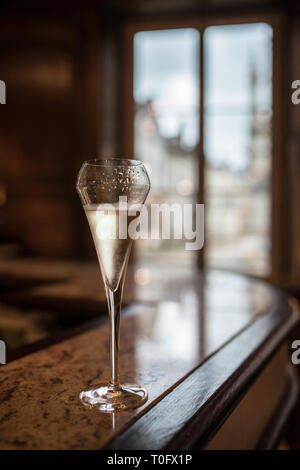 Champagne in un calice scanalato al bar dell'Hotel Restaurant le Marius, Les Riceys, la Champagne, Francia Foto Stock