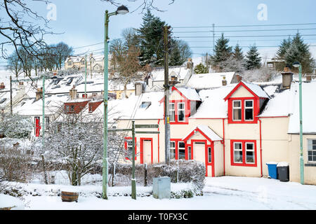 Fila di cottage. Villaggio Leadhills nelle prime ore del mattino la neve. Scotlands secondo villaggio più alto. South Lanarkshire, Scozia Foto Stock