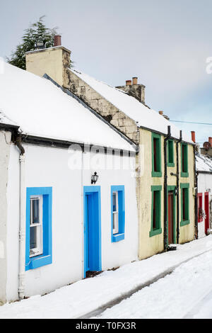 Fila di cottage. Villaggio Leadhills nelle prime ore del mattino la neve. Scotlands secondo villaggio più alto. South Lanarkshire, Scozia Foto Stock