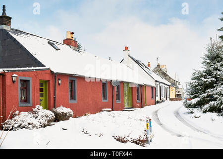 Fila di cottage. Villaggio Leadhills nelle prime ore del mattino la neve. Scotlands secondo villaggio più alto. South Lanarkshire, Scozia Foto Stock