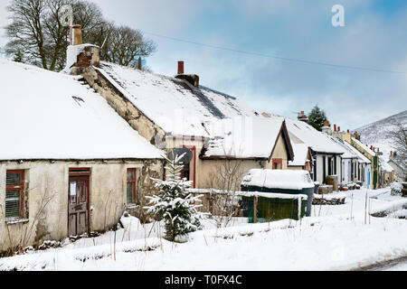 Fila di cottage. Villaggio Leadhills nelle prime ore del mattino la neve. Scotlands secondo villaggio più alto. South Lanarkshire, Scozia Foto Stock