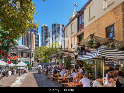 Le rocce, Sydney. La gente seduta al di fuori del Monaco di Baviera Brauhaus bar su Playfair Street nel quartiere Rocks, Sydney, Australia Foto Stock