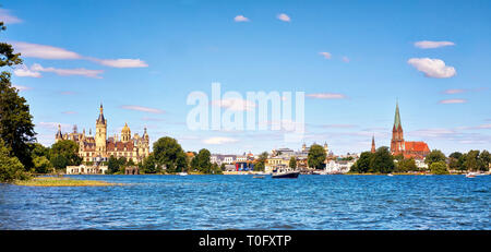 Vista sul lago Schwerin con il castello e la cattedrale in background. Foto Stock