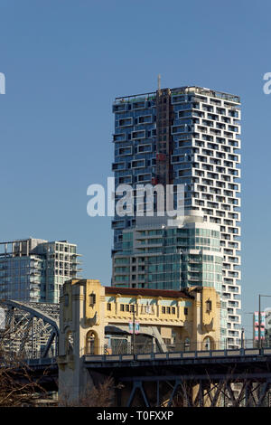 Burrard Street Bridge e la nuova casa di Vancouver torre residenziale, Vancouver, BC, Canada Foto Stock