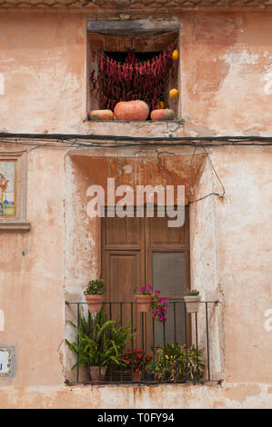 Peperoncino rosso e altra frutta essiccamento al di fuori di una casa a Bocairent Spagna Foto Stock