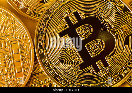 Vista superiore closeup foto di oro bitcoins in una pila Foto Stock