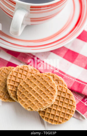 Dolce waffle biscotti sul tovagliolo a scacchi. Foto Stock