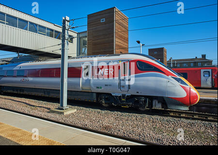 Nuovo Azuma snellito i treni in LNER livrea ferroviario alla stazione di Peterborough. Foto Stock