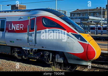 Nuovo Azuma snellito i treni in LNER livrea ferroviario alla stazione di Peterborough. Foto Stock