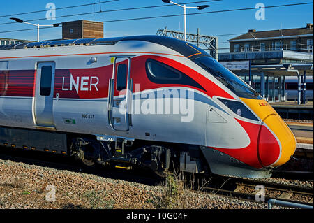 Nuovo Azuma snellito i treni in LNER livrea ferroviario alla stazione di Peterborough. Foto Stock