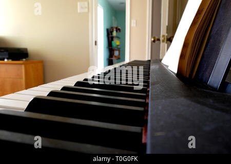 Pianoforte elettrico tastiera che sfumano in distanza; tasti di pianoforte da vicino. Foto Stock
